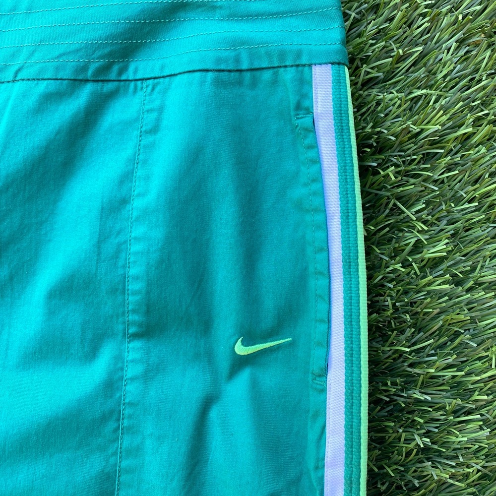 NWOT-Sz-M-Nike-green with stripe detail on sides - Picture 3 of 6